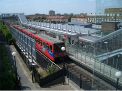 交通機関DLRと最寄り駅 